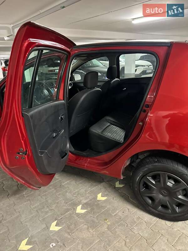 Хэтчбек Renault Sandero 2013 в Смыге