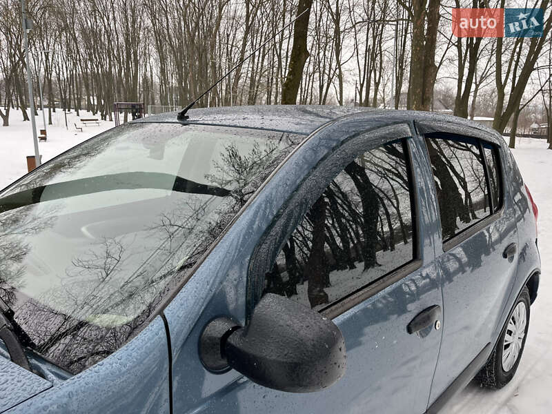 Хэтчбек Renault Sandero 2011 в Хотине