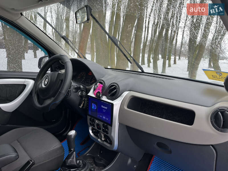 Хэтчбек Renault Sandero 2011 в Хотине