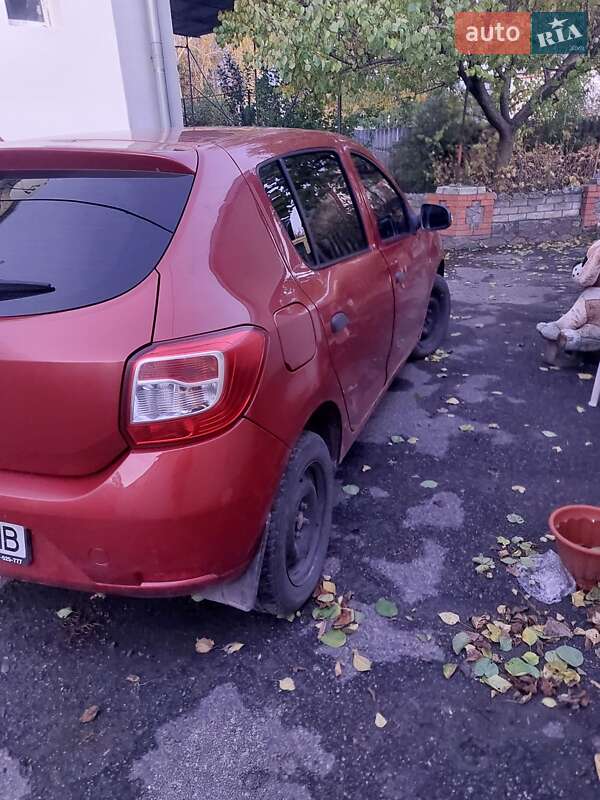 Хэтчбек Renault Sandero 2013 в Краснограде фото 2 Хэтчбек Renault Sandero 2013 в Краснограде