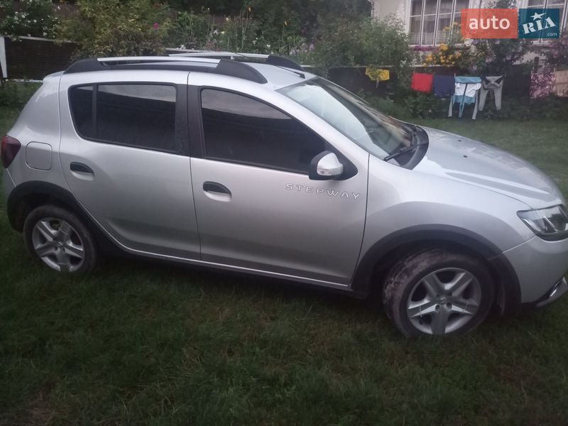 Хэтчбек Renault Sandero 2016 в Гусятине