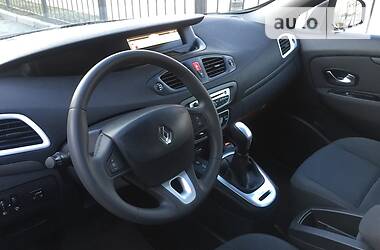 Хэтчбек Renault Scenic 2010 в 