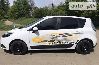 Хетчбек Renault Scenic 2012 в 