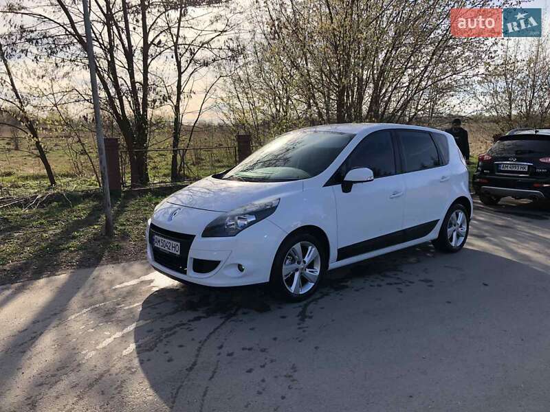 Минивэн Renault Scenic 2010 в 