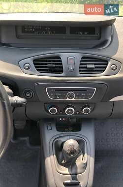 Минивэн Renault Scenic 2011 в 