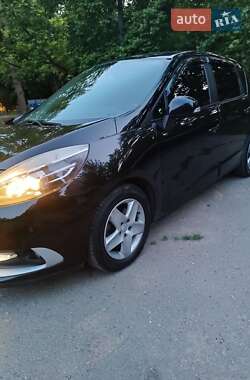 Минивэн Renault Scenic 2013 в 