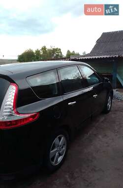 Минивэн Renault Scenic 2011 в 