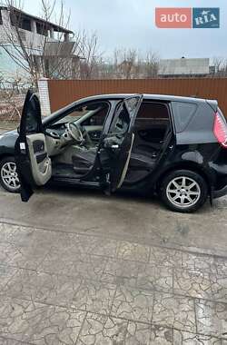 Минивэн Renault Scenic 2010 в 