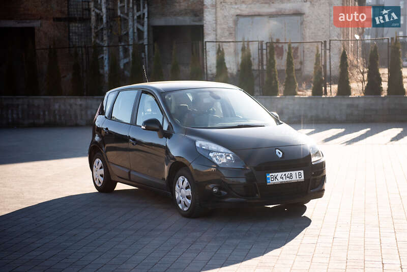 Минивэн Renault Scenic 2010 в 