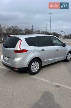 Минивэн Renault Scenic 2010 в 