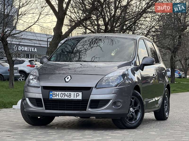 Минивэн Renault Scenic 2011 в 