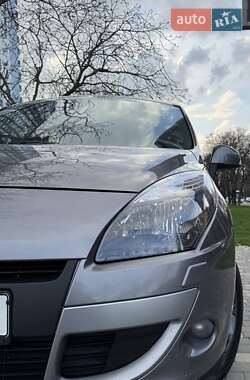 Минивэн Renault Scenic 2011 в 
