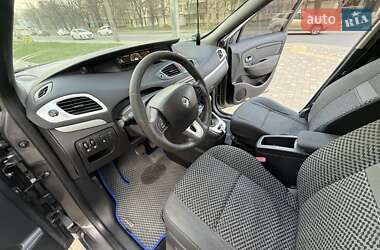 Минивэн Renault Scenic 2011 в 