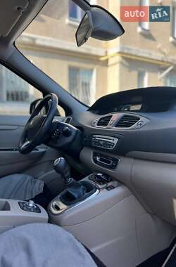 Минивэн Renault Scenic 2011 в 