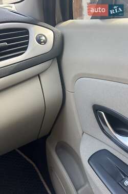 Минивэн Renault Scenic 2011 в 