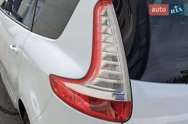 Минивэн Renault Scenic 2015 в 