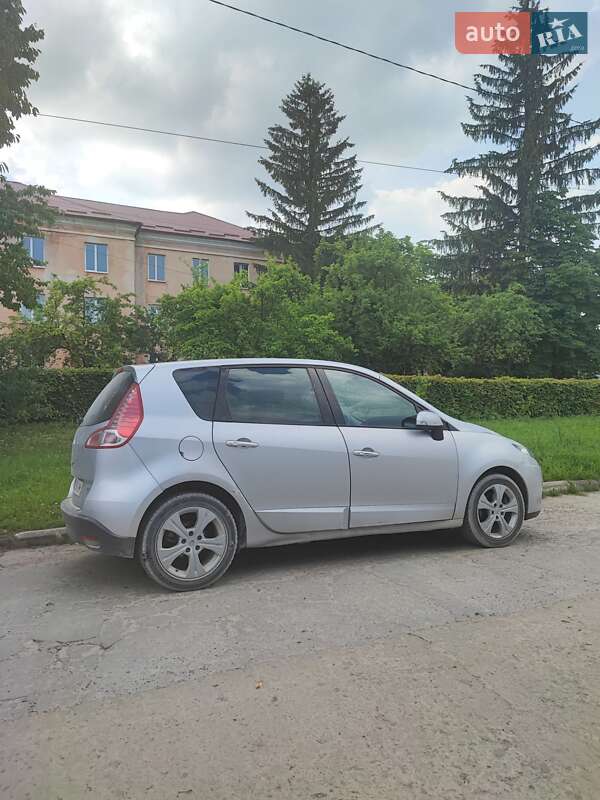 Минивэн Renault Scenic 2011 в 