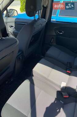 Минивэн Renault Scenic 2015 в 