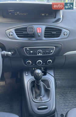 Минивэн Renault Scenic 2011 в 