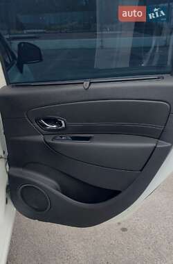 Минивэн Renault Scenic 2015 в 