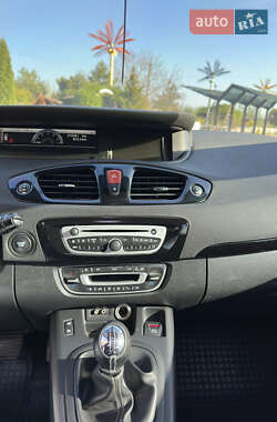 Минивэн Renault Scenic 2009 в 