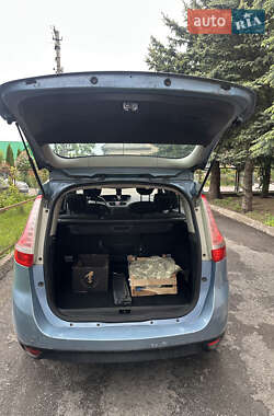 Минивэн Renault Scenic 2011 в 