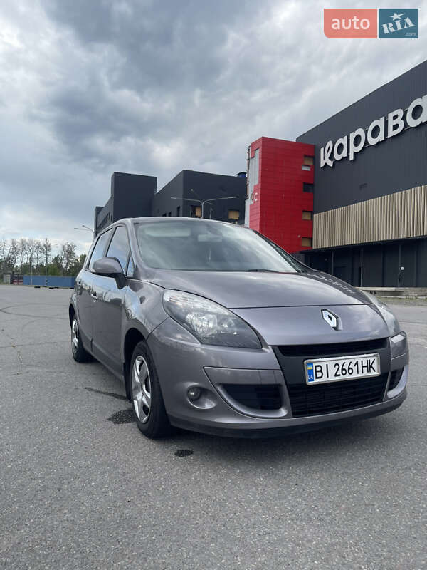 Минивэн Renault Scenic 2010 в 
