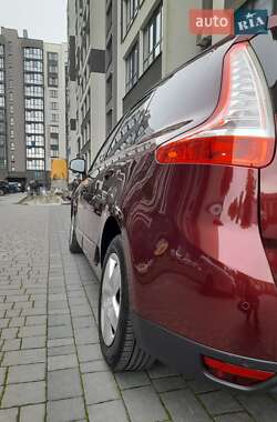 Минивэн Renault Scenic 2015 в 