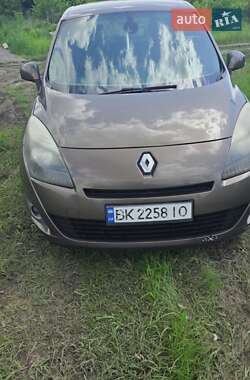 Минивэн Renault Scenic 2011 в 