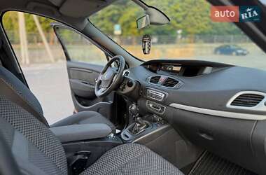 Минивэн Renault Scenic 2011 в 