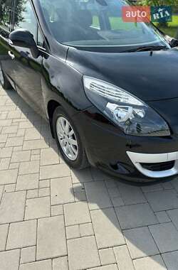 Минивэн Renault Scenic 2011 в 