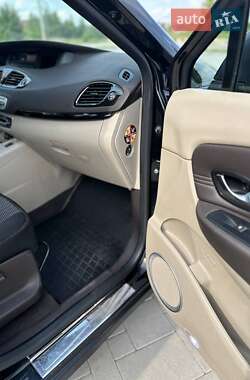 Минивэн Renault Scenic 2011 в 
