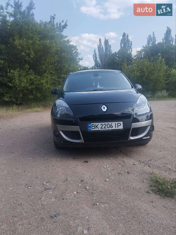 Минивэн Renault Scenic 2011 в 