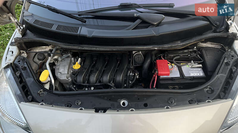 Минивэн Renault Scenic 2006 в Ананьеве
