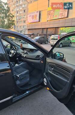 Минивэн Renault Scenic 2015 в 