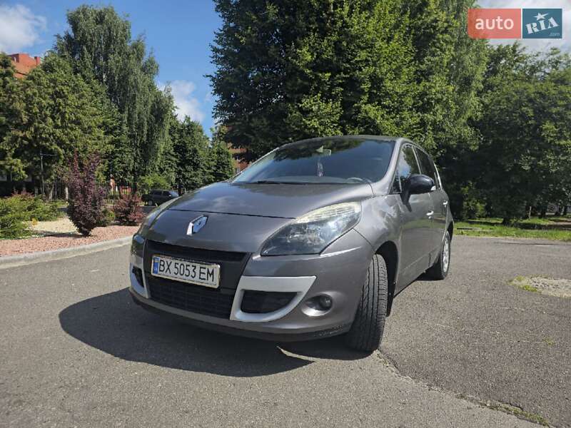 Минивэн Renault Scenic 2011 в 
