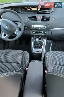 Минивэн Renault Scenic 2011 в 