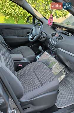 Минивэн Renault Scenic 2011 в 