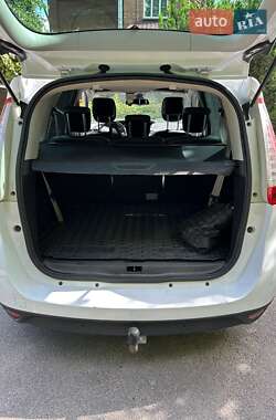 Минивэн Renault Scenic 2013 в 