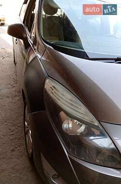 Минивэн Renault Scenic 2011 в 