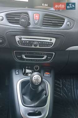 Минивэн Renault Scenic 2011 в 