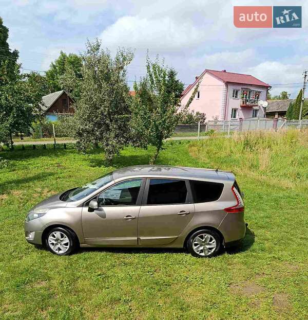 Минивэн Renault Scenic 2011 в 