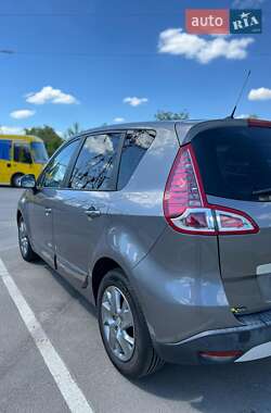Минивэн Renault Scenic 2011 в 