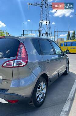 Минивэн Renault Scenic 2011 в 