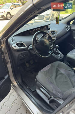 Минивэн Renault Scenic 2012 в 