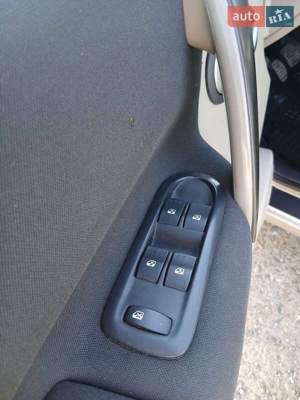 Мінівен Renault Scenic 2008 в Кіцмані фото 14 Мінівен Renault Scenic 2008 в Кіцмані