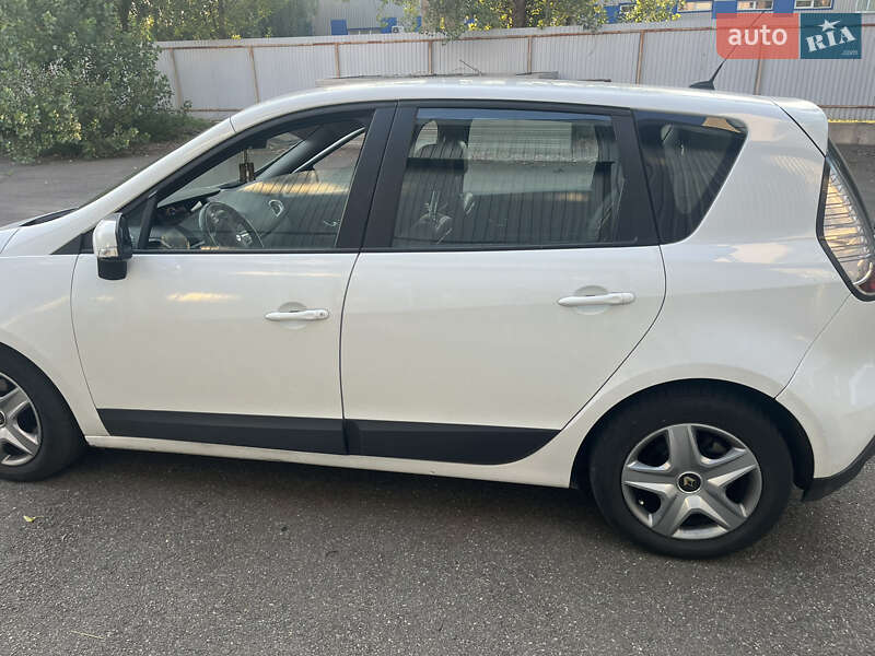 Минивэн Renault Scenic 2012 в 