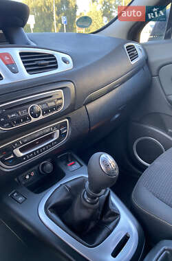 Минивэн Renault Scenic 2011 в 