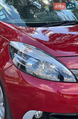 Минивэн Renault Scenic 2013 в 
