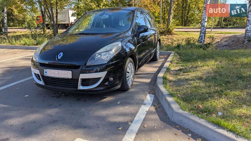 Минивэн Renault Scenic 2011 в 